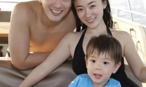 44岁霍思燕现身西藏，和杜江逛八廊街，打扮像大妈，身材严重走形