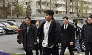 51岁刘恺威被偶遇，网友：像个小伙越老越帅，但这身高不像有178