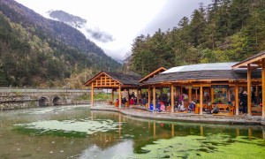 原创
贡嘎雪山下有个药池沸泉,可以煮鸡蛋和直接饮用,也可以沐浴泡脚
